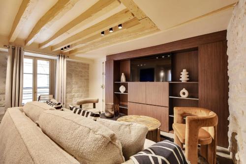 un salon avec un canapé et des chaises dans l'établissement Luxurious Property - 3BR-8P - Saint Germain, à Paris