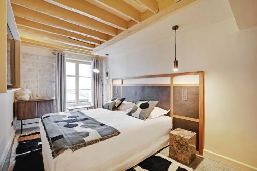 une chambre avec un grand lit dans une pièce dans l'établissement Luxurious Property - 3BR-8P - Saint Germain, à Paris