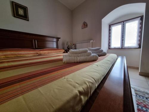 a bedroom with two beds and a window at Obelisco Apartment Calascibetta in Calascibetta