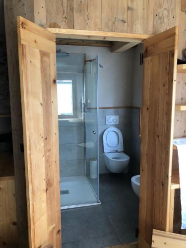 Bilik mandi di B&B Cèda Cmadins