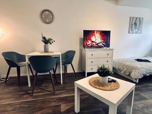 a living room with a bed and a table and chairs at Apartment Burgkeller Idyllisch & Ruhig in Bad Bentheim