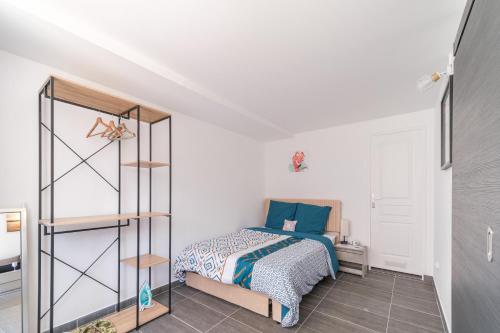 une chambre avec un lit et une étagère dans l'établissement Appartement Bandjoun - Pour 4 à Mulhouse, à Mulhouse