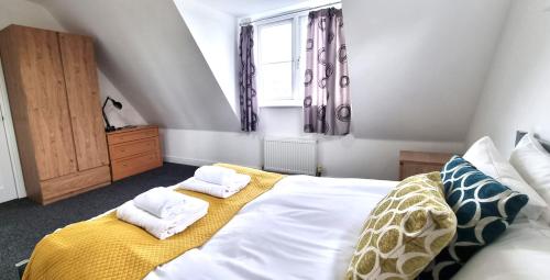 En eller flere senge i et værelse på Spacious 4 Bedroom House, Old Town