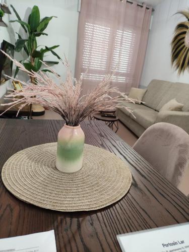 a vase sitting on top of a wooden table at Portosin Lar in Goyanes