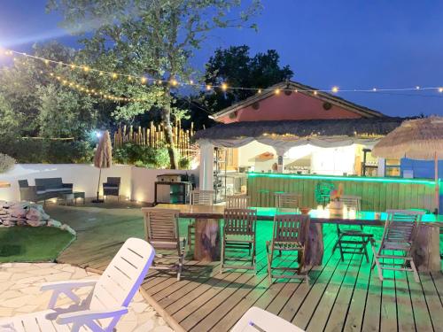 une terrasse avec des chaises et une table avec un bar dans l'établissement Les Mazets du coulicot, à Saint-Montan