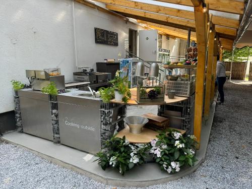 a flower shop with a counter with flowers on it at Fettehenne Gästehaus in Erkrath