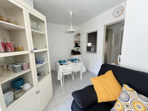 un salon avec un canapé et une table dans l'établissement Sol-y-Days Martinic, résidence à deux pas des plages, à La Grande Motte