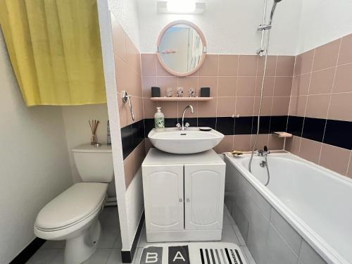 une salle de bain avec un lavabo, des toilettes et une baignoire dans l'établissement Sol-y-Days Martinic, résidence à deux pas des plages, à La Grande Motte