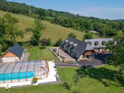 une vue aérienne d'une maison avec piscine dans l'établissement Le Domaine d’Angerville - Le Gîte, à Dozulé