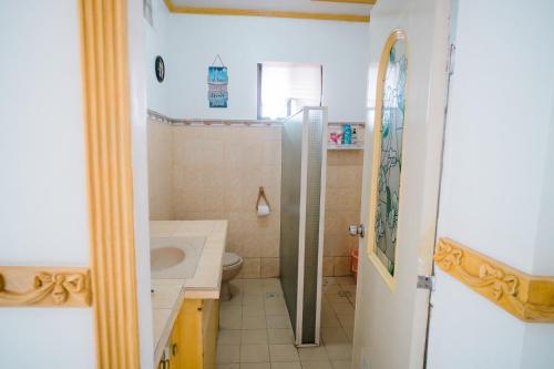 Ένα μπάνιο στο Danao RM House