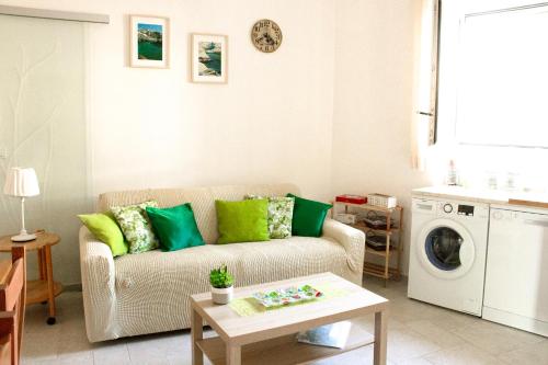 Ruang duduk di The Green House Suite & Apartment