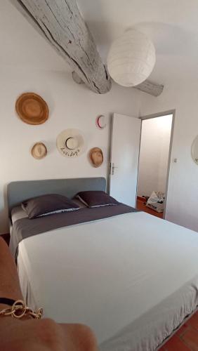 - une chambre avec un grand lit blanc et quelques lumières dans l'établissement Les hébergements de la plage en ville, à Martigues
