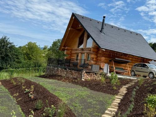 O grădină în afara Medveď, Vlk, Líška Zrubová rozprávka nad rybníkom