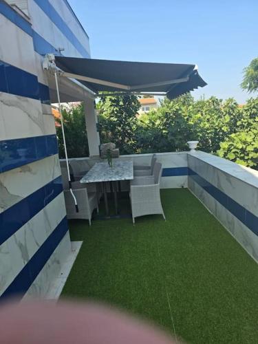 Paloma Bianca - Ground Floor Retreat with 2 Terraces, Green Views, Sleeps 9