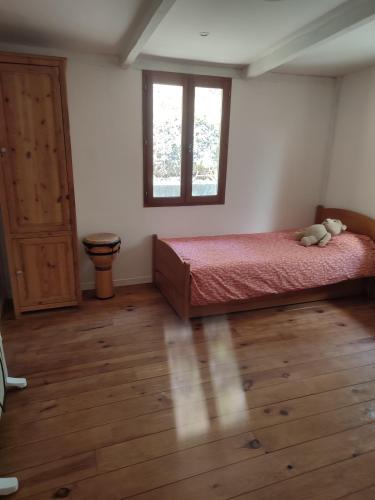 Postel nebo postele na pokoji v ubytování Chalet en bois dans la forêt