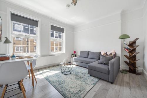a living room with a couch and a table at The Anchor in Kings Cross ZONE 1 !!! in London