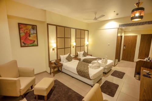Postel nebo postele na pokoji v ubytování Hotel Utsav Square