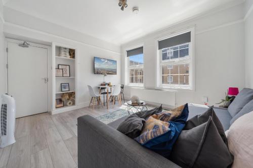 a living room with a couch and a table at The Anchor in Kings Cross ZONE 1 !!! in London