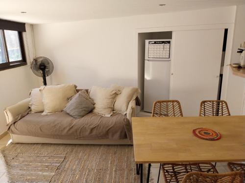 un salon avec un canapé et une table dans l'établissement Appartement à 15mn des plages en voiture, à Toulon