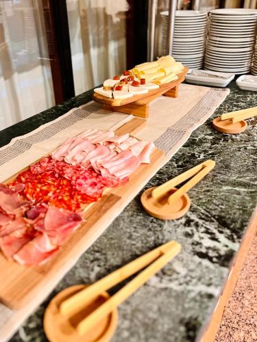 a table topped with cutting boards with meat and cheese at Ciudad de Castelldefels in Castelldefels