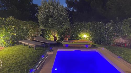 une piscine dans une cour la nuit dans l'établissement Chez Patou, à Six-Fours-les-Plages