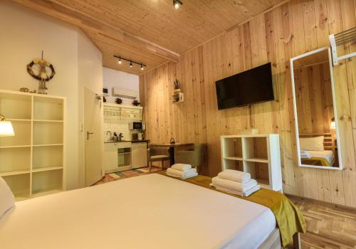 a room with a bed and a tv on a wall at Montebelo Villas in Veliko Tŭrnovo