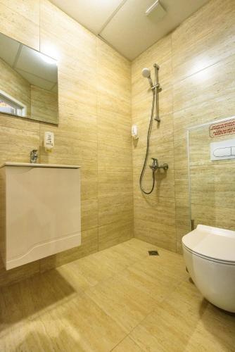 a bathroom with a shower and a toilet and a sink at Montebelo Villas in Veliko Tŭrnovo