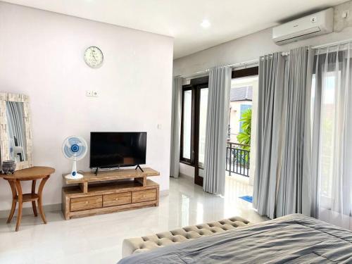 TV a/nebo společenská místnost v ubytování Jola Studio Apartment Sanur Bali Unit 1 Near Sanur Beach by Damaresa