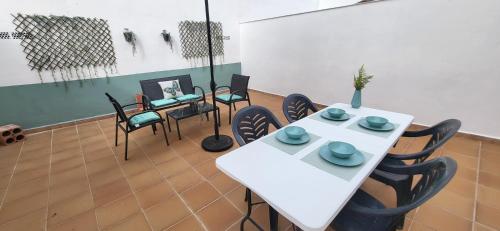 a dining room with a white table and chairs at Cuchillos de la fonseca in Casas de Moya
