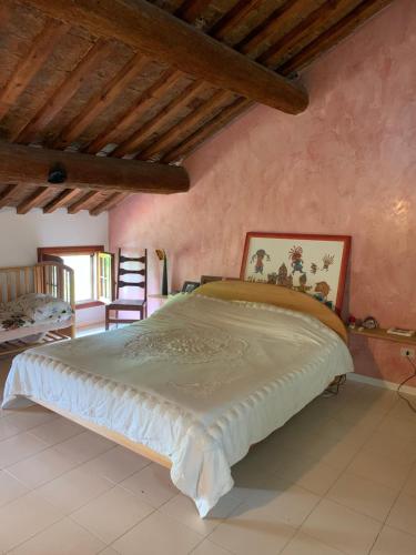 Ένα ή περισσότερα κρεβάτια σε δωμάτιο στο Stanze in villa con parco e piscina
