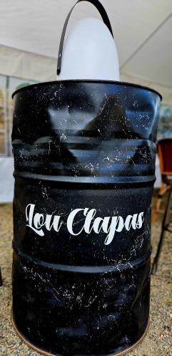 a black bucket sitting on top of a counter at Gîte Lou Clapas in Salles-la-Source