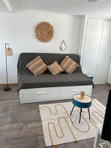 - une chambre avec un lit avec des oreillers et une table dans l'établissement Studio boulonnais, à Boulogne-sur-Mer