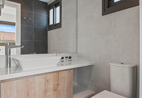 un baño con lavabo e inodoro en Serenity Waves Villa 22, en Lárnaca