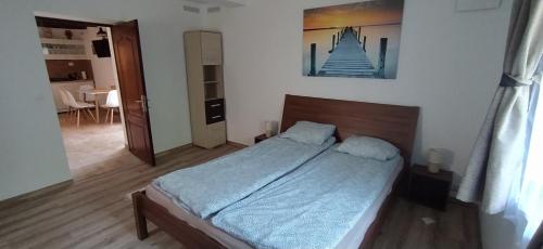 Posteľ alebo postele v izbe v ubytovaní Szigligeti Panoráma Apartmanház