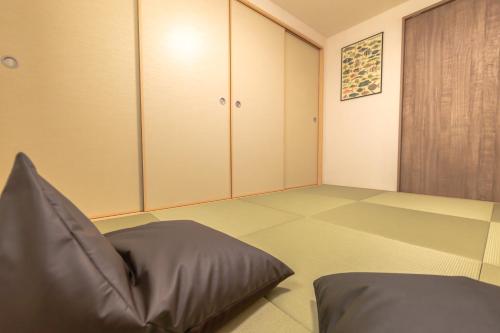 石垣岛石垣島一棟貸し 汐的一间空房间，里面有一张豆袋椅