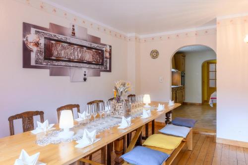 une salle à manger avec une longue table et des chaises dans l'établissement Villa Balboa, à Sondernach