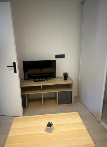 un salon avec une télévision à écran plat sur une table dans l'établissement Appartement proche de la mer, à Vallauris