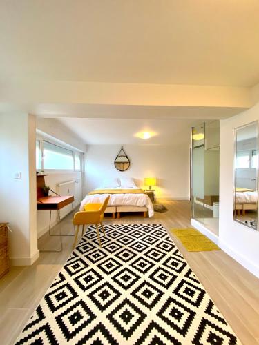 - une chambre avec un lit doté d'un tapis noir et blanc dans l'établissement Bright Executive Space Calm Rest and Work, à Metz