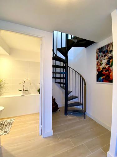 un couloir avec un escalier en colimaçon dans une maison dans l'établissement Bright Executive Space Calm Rest and Work, à Metz