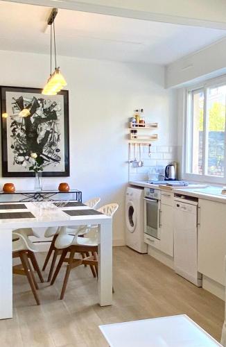 une cuisine avec une table blanche et une table et des chaises dans l'établissement Bright Executive Space Calm Rest and Work, à Metz