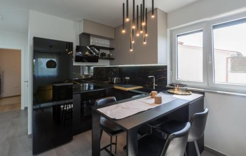 Dapur atau dapur kecil di Awesome Apartment In Zbandaj With Wifi