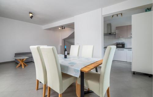 Gorgeous Home In Medulin