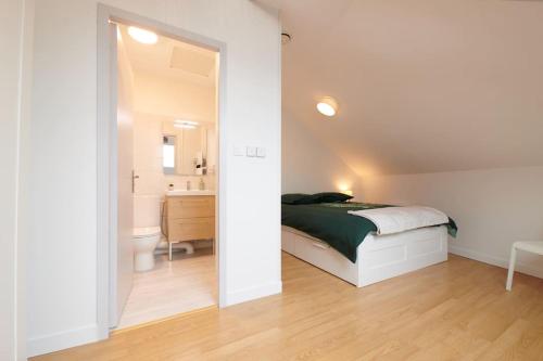 - une chambre blanche avec un lit et une salle de bains dans l'établissement Le Duplex Horizon Travot Vue Splendide et Central, à Cholet