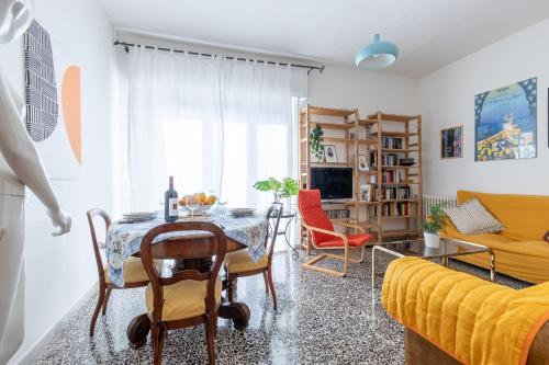Photo de la galerie de l'établissement Porta a Lucca - Pisa Bright Apartment with Balcony, à Pise