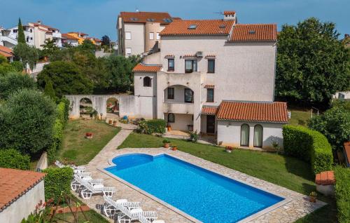 Beautiful Apartment In Medulin With Swimming Pool
