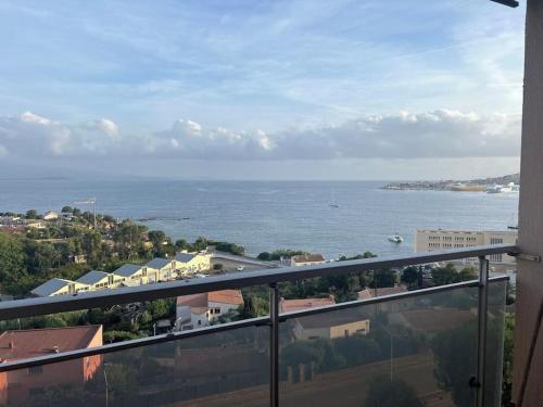 Cet appartement dispose d'un balcon offrant une vue sur l'océan. dans l'établissement T2 ville et bord de mer, à Ajaccio
