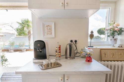 - un comptoir de cuisine avec une cafetière et des tasses dans l'établissement Cocon de Morgon, à Villié-Morgon