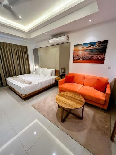 Postel nebo postele na pokoji v ubytování Negombo Ocean Breeze - Bliss on the Beach Luxury Apartments by Serendib Vacation