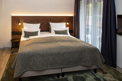 a bedroom with a large bed and a window at Schlosshotel Monrepos in Ludwigsburg