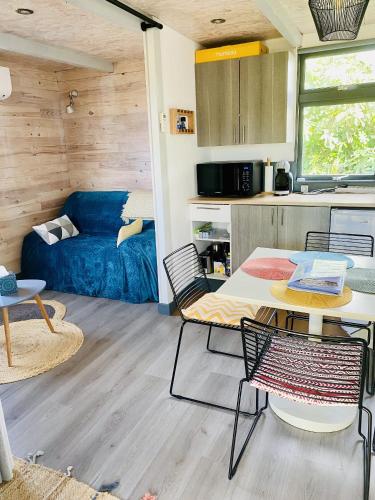 une cuisine et un salon avec une table et des chaises dans l'établissement Chalet atypique au calme avec emplacement idéal, à Soubise